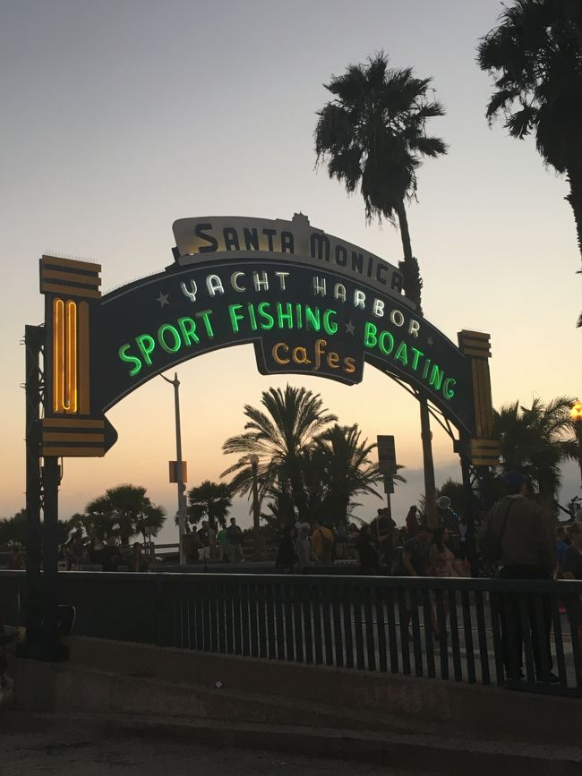 夏休みにロサンゼルス旅行へ行ってきました!<br />アメリカ本土初上陸でした。<br />1日目 ディズニーランド<br />2日目 LA観光<br />3日目 日帰りメキシコ<br />4日目 ディズニーカリフォルニアアドベンチャー<br />という旅程でした。