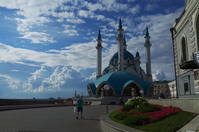 ワールドカップ観戦のついでにロシア各地を旅する上で日本代表のベースキャンプ地となったカザンという街を調べてみると中々面白そうな街だったので旅の最後にカザンへと行く旅程を立てました。<br /><br />カザンはワールドカップの開催都市の一つで本当は日本代表がサランスクでの試合後にカザン入りしたかった所ですがカザンのホテルに空きが無かったので6月のカザン入りは諦めて7月になってから改めてカザン入りしました。<br />7月7日にカザンで最後の試合があり、7月9日頃からホテル代が通常価格に戻っていたのも決め手でした。<br /><br />カザンへはサンクトペテルブルクから国内線で飛び、その後カザンからモスクワ経由で帰国する様な旅程です。<br /><br />この時既に旅を始めてから1ヶ月近く経っています。<br />寝台電車でロシア各地を旅している時に同じコンパートメントに乗り合わせたロシア人の人達にどこに行くのかを聞かれてカザンに行くと言うと皆がカザンは良いところだよと言っていたので地味に楽しみでした。<br /><br />初日は深夜3時近くの到着なのでホテルは取らずに空港で野宿をしてから3泊カザンのホテルに滞在する結構余裕のある日程でカザンを訪れましたが果たしてカザンという街で楽しめたのでしょうか。<br /><br />【旅程】★が付いているのがこの旅行記に該当するスケジュール<br />6/9 S7航空（JAL運航のコードシェア便）で成田からモスクワ（ドモジェドヴォ）へ。 [Holiday Inn Express Moscow Paveletskaya泊]<br />6/10 S7航空でモスクワ（ドモジェドヴォ）からミュンヘンへ。ミュンヘンからオーストリアのマイヤーホーフェンまで電車で移動。 [Posthotel Mayrhofen泊]<br />6/11 マイヤーホーフェンでハイキング。 [Posthotel Mayrhofen泊]<br />6/12 【親善試合：日本対パラグアイ観戦】マイヤーホーフェンから日本代表のパラグアイ戦を観戦するためインスブルックへ電車で移動。試合観戦後にイタリアのカンポディトレンスへ電車で移動。 [Hotel Lener泊]<br />6/13 カンポディトレンスを拠点にボルツァーノ観光とその近郊をハイキング。 [Hotel Lener泊]<br />6/14 カンポディトレンスを拠点にヴィピテーノ観光とカヴァッロ山をトレッキング。 [Hotel Lener泊]<br />6/15 カンポディトレンスを拠点にシウジ高原をハイキング。 [Hotel Wieser泊]<br />6/16 カンポディトレンスを拠点にサンタマッダレーナ村をハイキングし、その後ヴィピテーノ近郊のスタンゲの滝を散策し、ミュンヘンへ電車で移動。 [Holiday Inn Munich Unterhaching泊]<br />6/17 ミュンヘン観光。 [Holiday Inn Munich Unterhaching泊]<br />6/18 S7航空でミュンヘンからモスクワ（ドモジェドヴォ）へ。その後モスクワ市内のカザンスキー駅へアエロエクスプレスとメトロで移動。 [モスクワ-サランスク間の無料列車泊（2等個室下段）]<br />6/19 【ワールドカップグループH第1戦：日本対コロンビア観戦】無料電車でモスクワ（カザンスキー駅）からサランスク駅へ。その後スタジアムで試合観戦し、試合後バスでルザエフカへ移動しウファへ電車で移動。 [ルザエフカ-ウファ間の有料列車泊（3等通路沿い上段）]<br />6/20 電車でウファに到着後ホテルへ。 [Holiday Inn Ufa泊]<br />6/21 ウファ観光。 [Holiday Inn Ufa泊]<br />6/22 ウファ観光。 [Holiday Inn Ufa泊]<br />6/23 ウファからエカテリンブルクへ電車で移動。 [ウファ-エカテリンブルク間の有料列車泊（2等個室上段）]<br />6/24 【ワールドカップグループH第2戦：日本対セネガル観戦】電車でエカテリンブルク到着後エカテリンブルクを観光。その後スタジアムで試合観戦。 [Apartments on Belinskogo 222泊]<br />6/25 エカテリンブルクからサマーラへ電車で移動。 [エカテリンブルク-サマーラ間の有料列車泊（2等個室上段）]<br />6/26 電車でサマーラ到着後サマーラ観光。 [Holiday Inn Samara泊]<br />6/27 サマーラからヴォルゴグラードへ電車で移動。 [サマーラ-ヴォルゴグラード間の有料列車泊（2等個室下段）]<br />6/28 【ワールドカップグループH第3戦：日本対ポーランド観戦】電車でヴォルゴグラード到着後ヴォルゴグラードを観光し、その後スタジアムで試合観戦し、試合後にモスクワ行きの無料電車に乗るためヴォルゴグラード駅へ移動。 [ヴォルゴグラード-モスクワ間の無料列車泊（2等個室下段）]<br />6/29 ヴォルゴグラードからモスクワ（パヴェレーツキー駅）へ終日無料電車で移動。 [Prince Park Hotel泊]<br />6/30 無料電車でモスクワ到着後1泊してモスクワ観光。 [Prince Park Hotel泊]<br />7/1 モスクワ（カザンスキー駅）からロストフオンドンへ無料電車で移動。 [モスクワ-ロストフオンドン間の無料列車泊（2等個室下段）]<br />7/2【ワールドカップラウンド16：日本対ベルギー観戦】電車でロストフオンドン到着後スタジアムで試合観戦。 [Okhotnichiy Club泊]<br />7/3 ロストフ観光後アエロフロート（ロシア航空運航のコードシェア便）でロストフからサンクトペテルブルクへ。 [サンクトペテルブルク空港で野宿]<br />7/4 サンクトペテルブルク観光。 [Hotel City泊]<br />7/5 サンクトペテルブルク観光。 [Hotel City泊]<br />7/6 サンクトペテルブルク観光後S7航空でサンクトペテルブルクからカザンへ。 [カザン空港で野宿]<br />★7/7 カザン観光。 [Ostrovsky Hotel泊]<br />★7/8 カザン観光。 [Ibis Kazan泊]<br />★7/9 カザン観光。 [Ibis Kazan泊]<br />★7/10 S7航空でカザンからモスクワ（ドモジェドヴォ）へ。その後S7航空（JAL運航のコードシェア便）でモスクワ（ドモジェドヴォ）から成田へ。 [機内泊]<br />7/11 帰国