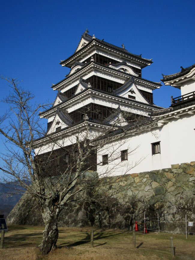 岡山・広島・愛媛 3重の塔、5重の塔、多宝塔、城巡りと九州へドライブ旅行<br />岡山には重要文化財3重の塔が6もあり、5重の塔が1、多宝塔1、<br />広島は重要文化財3重の塔が2、多宝塔1、国宝3重の塔が2、5重の塔が1あります。<br />今回はそのうち4つの3重の塔、1つの5重の塔、1つの多宝塔、1つの城を巡りました。<br />行きは圏央道-新東名-新名神-中国自動車道-山陽道-東九州道<br />帰りは東九州フェリー-四国自動車道-瀬戸大橋-山陽道-新名神-中央道