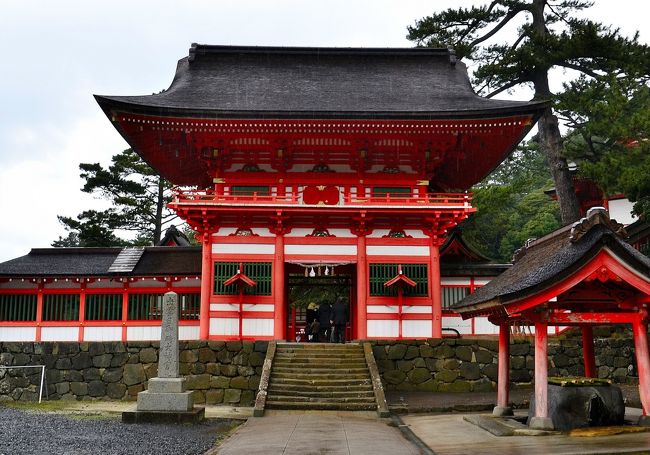 島根県出雲市にある日御碕に鎮座する神社です。<br />式内社で旧社格は国幣小社ですが、社領は出雲国内で杵築大社（出雲大社）に次ぐ規模を誇りました。出雲大社の「祖（おや）神様」として格が上であり、地元をはじめ全国から崇敬を集め、通称「みさきさん」と呼ばれています。<br />奈良時代に編纂された『出雲国風土記』には「美佐伎社」、平安時代の『延喜式』には「御碕社」と記されている古社です。時代が下って国家守護の宮として「日」の字を村上天皇より賜り、「日御碕大神宮」と称せられるようになりました。<br />下の宮「日沈宮（ひしずみのみや）」（沈は正しくはさんずいに冗）と上の宮「神の宮（かんのみや）」という上下２社からなり、両本社を総称して「日御碕神社」と称します。別々の建物が並ぶ形式は、出雲地方でも特異な構成とされます。日沈宮、神の宮ともに拝殿、本殿の構成を地形に合わせ、高低差を巧みに利用した配置です。<br />主祭神には、天照大神と素戔嗚尊を祀ります。天照大神の和魂（にぎみたま）と素戔嗚尊の奇魂（くしみたま）の霊威による神徳は、商売繁盛、火防守護、金運招福、諸願成就、安産祈願、五穀豊穣、縁結びなどに霊験あらたかです。出雲國神仏霊場２０番でもあります。 <br />神社を紹介されているＨＰです。<br />http://www.izumo-shinwa.com/spot_dtl_hinomisaki.html