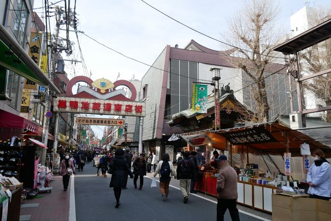 いつもの4人のメンバーで毎月4、14、24日に縁日が行われるというので巣鴨に行ってきました。<br /><br />ちょっと寒くて午後からでしたが人もいっぱい、露店もたくさん出ていました。<br /><br />お参りも出来て、買い物も楽しめて短時間だけれど充実していました。