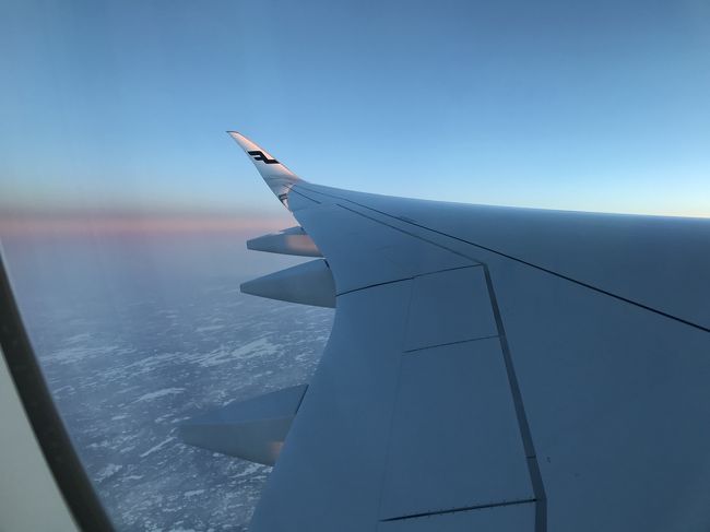 2月に新婚旅行でフィンランドのロヴァニエミとヘルシンキに行ってきました。<br /><br />成田空港のトラブルで飛行機が2時間半遅れるというトラブルからスタートした旅。。<br />ロヴァニエミに行くためにヘルシンキでの乗り換えがもともと長かったので予定のフライトに乗り換えることができました。<br /><br />オーロラチャンスは2度だけだったのに、初日は移動で疲れて寝てしまう失態!しかし、2日目に参加したオーロラツアーで幸運にもオーロラを見ることができました!!