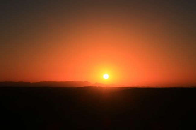 サハラの夕日をあなたに見せた～い♪～モロッコ旅行が決まった日からずっと口ずさんできたこの歌をいよいよ砂漠で歌えるのか～感無量です！<br />フェズから砂漠のふもとの町エルフードまで８時間、そこから4ＷＤに乗り換えて１時間、一番長い移動になりますが、ずっと降っていた雨は上がり、青空に！砂漠で夕日が！星空が！朝日が！自然の為せる技なので、見れるとは限らないものがちゃんと見れた喜びをしっかり味わってきましたよ～<br />表紙の写真は朝日ではありません。明菜ちゃんファンの私はあえて夕日を選びました。（ちなみに聖子ちゃんも好きでマラケッシュもずっと歌ってました）<br /><br /><br />１日目　エールフランス、関空よりパリ乗り継ぎでカサブランカへ　カサブランカ泊<br />２日目　ラバト観光　シャウエンへ　　　　　　　　　　　シャウエン泊<br />３日目　午前中シャウエン観光　ヴォルビリスの遺跡・メクネス観光　フェズ泊<br />４日目　フェズ旧市街観光　　　　　　　　　　　　　　　フェズ泊<br />５日目　イフレン・ミデルトを経てエルフードへ、4ＷＤに乗り換えてメルズーガへ　メルズーガ泊<br />６日目　砂漠で朝日鑑賞・トドラ渓谷、ムグナを経てワルザザードへ　ワルザザード泊<br />７日目　アイトベンハドゥ見学、マラケシュ観光　　　　　マラケシュ泊<br />８日目　電車でカサブランカへ移動　カサブランカ観光　　カサブランカ泊<br />９日目　エールフランスでパリ乗り継ぎ<br />１０日目　関空着
