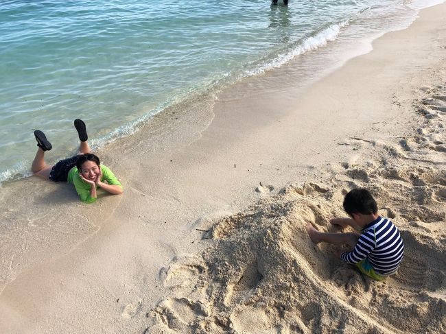 【子連れ海外】シャングリラホテルに泊まるセブ島&ボホール島5日間<br />2019年2月に、4歳の息子を連れてセブ島に行ってきました!<br />その時のようすを、下記の3つに分けてレポートします。<br /><br />その1 (このページ)<br />1日目~2日目 <br />●フライト・オブ・ドリームズ<br />●フィリピン航空 機内食<br />●セブ・マクタン空港到着<br />●シャングリラホテルのビーチ&プール<br /><br />その2<br />3日目 ボホール島<br />●ターシャ見学<br />●ロボック川クルーズ<br />●バギー乗車体験<br />●チョコレートヒルズアドベンチャーパーク<br />https://4travel.jp/travelogue/11460335<br /><br />その3 (このページ)<br />4日目~5日目<br />●SMモールでショッピング<br />●スパ体験<br />●セブ・マクタン空港の新ターミナル<br />https://4travel.jp/travelogue/11460515<br /><br />子どもを連れての海外旅行は、グアムに続き2回目となります。<br />今回の旅行先をセブ島に選んだ理由は主に3つ。<br /><br />1.フライト時間…4時間~5時間で4歳児にも無理がない。<br />2.シーズン…乾期の東南アジアは過ごしやすい。<br />3.自然…ビーチとジャングルが楽しめる。<br /><br />ホテルは、ちょっと値が張りましたが思い切ってシャングリラマクタンに。噂通り子連れに優しいホテルで、安心して滞在できました。<br />幼児を連れての旅行ななにかと神経を使うこともありますが、無理のないプランを立てたことでトラブルもなく無事に旅を終えることができました。<br />あるていど体力もつき、自分でしっかりと歩くことができる4歳という年齢。アクティブなプランを組んでも楽しめるようになってきたと感じました。<br />また、今回の旅行で印象的だったのは、私たち旅行客の過ごしかたと地元民の暮らしの落差。<br />豪華なホテルや新ターミナルとは対照的に、地震の影響で倒壊し、いまだ修復のすすんでいない建物。バスの車窓から見ただけですが、そういった現実も垣間みられました。<br />次回いくならば、もっと地域との距離を縮め、フィリピンという国を深く知れるような旅プランを組んでみたいと思いました。<br />この旅行記が、今後セブ島へ旅行を考えているかたの参考になれば幸いです。