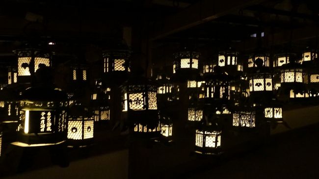 2019年1月、奈良春日大社から新薬師寺、元興寺、興福寺と世界遺産を巡りました。<br /><br />・東向商店街で昼食<br />・春日大社<br /> 御本殿(内侍門、回廊、中門と御廊、大杉、御蓋山浮雲峰遙拝所、林檎の庭、本殿を垣間見る、藤浪之屋、南門)<br /> 鹿と燈籠<br /> 国宝館と二ノ鳥居<br />・中の禰宜道と新薬師寺<br />・ならまちから元興寺へ<br /> 本堂と禅室<br /> 仏足石と浮図田<br /> 飛鳥の瓦<br />・興福寺<br /> 五重塔と中金堂<br /> <br />表紙写真は、春日大社の藤浪之屋での春日万燈籠再現。