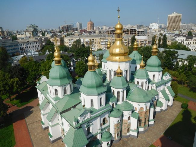 2018年夏はヨーロッパの街並みと建物を満喫したいと思い、まだ未上陸地の旧ソ連ベラルーシとウクライナ、そして2004年以来2度目のオーストリアへ行きました。<br />ベラルーシはあまり知名度がないですが、2つの世界遺産の美しい城が見事でした。ウクライナのリヴィウは以前から注目していた美しい世界遺産の街並みには絶句しました。キエフは美しく壮大な大聖堂、教会に感嘆しました。そしてオーストリアはヴァッハウ渓谷沿いの小さな街並みに超感動、久しぶりのウィーンの街歩き、美術館、コンサートも楽しかったです。<br /><br />---------------------------------------------------------------<br />スケジュール<br /><br />　8月10日　羽田空港－北京空港－ミンスク空港　ミンスク観光　<br />　　　　　　[ミンスク泊]<br />　8月11日　ミンスク観光－（バン）ニャースヴィッシュ観光－（バス）<br />　　　　　　ミール観光－（バス）ミンスク　[ミンスク泊]<br />　8月12日　ミンスク観光　ミンスク空港－リヴィウ空港　リヴィウ観光　　　　　　［リヴィウ泊］<br />　8月13日　リヴィウ観光－（列車）　[車中泊]<br />★8月14日　－キエフ観光　[キエフ泊]<br />  8月15日　キエフ観光　キエフ空港ーウィーン空港　[ウィーン泊]　<br />　8月16日　ウィーン観光　［ウィーン泊］<br />　8月17日　ウィーン－（列車）メルク観光－（クルーズ）<br />　　　　　　デュルンシュタイン観光－（クルーズ）クレムス－（列車）<br />　　　　　　ウィーン　［ウィーン泊］<br />　8月18日　ウィーン観光　ウィーン空港－　[機中泊]<br />　8月19日　－北京空港－羽田空港
