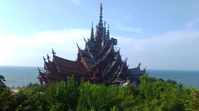 2018/10/13 午後、ホテルからタクシー(200バーツ)でSanctuary of Truth へ行ってきました。<br />タイのサグラダファミリアと言われているそうで寺院とも仏像博物館とも言えそうな壮大な建物でした。一度は訪れる価値ありです。