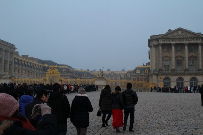 冬休みにフランス旅行に行きました。<br />12月23日(日)羽田空港発JL0045<br />12月24日(月)シテ島観光、シャルトル移動、シャルトル大聖堂観光<br />12月25日(火)ロワール移動、ロワール古城見学、モンサンミッシェル移動<br />12月26日(水)モンサンミッシェル観光、ベルサイユ移動<br />12月27日(木)ベルサイユ宮殿観光、パリ移動、セーヌ川クルーズ<br />12月28日(金)パリ自由行動、オルセー美術館・オランジェリー美術館・ルーブル美術館見学<br />12月29日(土)パリ自由行動、オペラ座見学、シャルルドゴール空港発JL0046<br />12月30日(日)羽田空港着