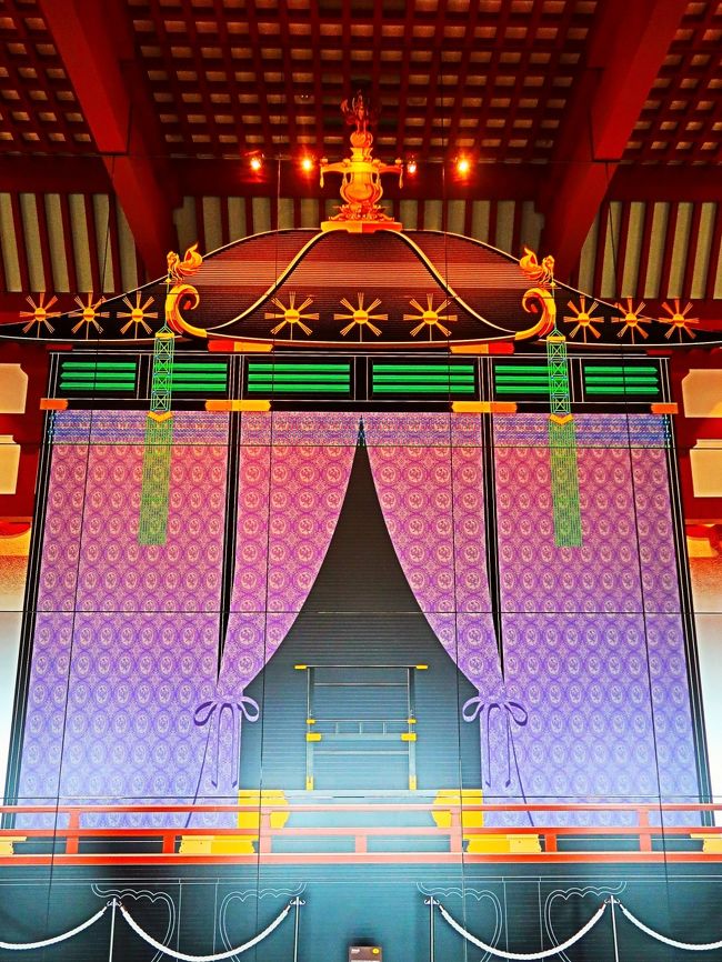 難波宮(なにわのみや)は、古墳時代の難波高津宮以来、飛鳥時代・奈良時代の難波(現在の大阪市中央区)にあった古代宮殿、日本の首都。跡地は国の史跡に指定されている(指定名称は「難波宮跡 附 法円坂遺跡」)。 <br />1945年(昭和20年)、法円坂が陸軍用地から開放され初めて学術調査の機会が訪れた。 1953年(昭和28年)鴟尾(しび)を発見した。1954年(昭和29年)2月から第一次発掘を開始。<br />1961年(昭和36年)山根らの発掘により、聖武天皇時代の大極殿跡が発見され、その存在が確認されたこれを後期難波宮という。山根は発見当時、「われ、幻の大極殿を見たり」という名言を残した。<br />(フリー百科事典『ウィキペディア(Wikipedia)』より引用)<br /><br />難波宮 については・・<br />http://www.occpa.or.jp/ikou/naniwa_info/ikou_03.html<br /><br />古代の始まりと終わりについては、政治史的観点と社会史的観点から様々な説がある。<br />日本史:始期については初期国家(古代国家)の形成時期をめぐって見解が分かれており、3世紀説、5世紀説、7世紀説があり、研究者の間で七五三論争と呼ばれている。終期(中世との画期)については政治権力の分散、武士の進出、主従制、荘園公領制の確立といった中世的諸特徴が出現する11世紀後半とされる。政治史的な区分としては白河上皇の院政開始(1087年)までとなる。(フリー百科事典『ウィキペディア(Wikipedia)』より引用)<br /><br />大阪歴史博物館(Osaka Museum of History)は、大阪市中央区のNHK大阪放送局に隣接して建つ大阪市立の博物館。館長は栄原永遠男。 大阪城公園の南西、難波宮跡公園の北西に2001年(平成13年)、開館した。設置は大阪市教育委員会。地下1階に難波宮遺構が保存され、ガイドツアーによって見学が行われている。 <br /><br />当館の前身は大阪城公園内に1960年(昭和35年)に開館した大阪市立博物館(旧陸軍第四師団司令部庁舎)である。同博物館は歴史系博物館の先駆的な存在であり、史料あるいは資料を持たず“ゼロから出発”した開館以来、市民に支えられ、ともに歩み続けてきた。その精神は大阪歴史博物館にも引き継がれ、館蔵資料は10万点を超えている。 <br />博物館の展示構成は、常設展示と特別展示に大別される。10階から7階が常設展示、6階が特別展示となる。 <br /><br />常設展示の展示コンセプトは“都市おおさか”。観覧者はエレベータで10階まで上がると奈良時代の「難波宮」大極殿が現れ、9階には本願寺の門前町であった室町時代から豊臣秀吉による大阪城築城を経て、「天下の台所」と称された江戸時代までの大阪の町が広がり、7階には大正から昭和初期にかけての「大大阪時代」を再現している。 <br />(フリー百科事典『ウィキペディア(Wikipedia)』より引用)<br /><br />大阪歴史博物館 については・・ http://www.mus-his.city.osaka.jp/<br />https://osakalucci.jp/mus-his.city.osaka
