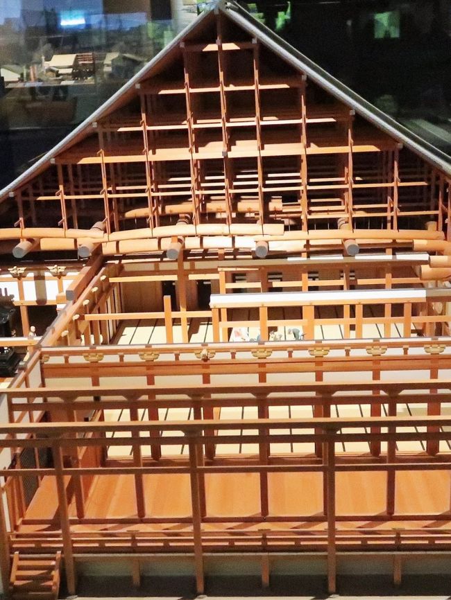 9階 中世近世フロア 探検!水都の町並みぐるっとめぐり<br />エスカレーターで9階に降りると、信長と戦った本願寺の時代の大阪に到着。さらに、天下の台所の時代 では文楽人形「浪花屋」を水先案内人に、水都の景色を楽しんでください。<br />1/20のミニチュア模型では町の賑わいを再現。活気あふれるなにわの町人たちの暮らしが、いきいきとくりひろげられます。<br />http://www.mus-his.city.osaka.jp/news/zyousetu/9f.html より引用<br /><br />大阪歴史博物館(Osaka Museum of History)は、大阪市中央区のNHK大阪放送局に隣接して建つ大阪市立の博物館。館長は栄原永遠男。 大阪城公園の南西、難波宮跡公園の北西に2001年(平成13年)、開館した。設置は大阪市教育委員会。地下1階に難波宮遺構が保存され、ガイドツアーによって見学が行われている。 <br /><br />当館の前身は大阪城公園内に1960年(昭和35年)に開館した大阪市立博物館(旧陸軍第四師団司令部庁舎)である。同博物館は歴史系博物館の先駆的な存在であり、史料あるいは資料を持たず“ゼロから出発”した開館以来、市民に支えられ、ともに歩み続けてきた。その精神は大阪歴史博物館にも引き継がれ、館蔵資料は10万点を超えている。 <br />博物館の展示構成は、常設展示と特別展示に大別される。10階から7階が常設展示、6階が特別展示となる。 <br /><br />常設展示の展示コンセプトは“都市おおさか”。観覧者はエレベータで10階まで上がると奈良時代の「難波宮」大極殿が現れ、9階には本願寺の門前町であった室町時代から豊臣秀吉による大阪城築城を経て、「天下の台所」と称された江戸時代までの大阪の町が広がり、7階には大正から昭和初期にかけての「大大阪時代」を再現している。 <br />(フリー百科事典『ウィキペディア(Wikipedia)』より引用)<br /><br />大阪歴史博物館 については・・ http://www.mus-his.city.osaka.jp/<br />https://osakalucci.jp/mus-his.city.osaka<br /><br />鎌倉幕府の成立(1192年)から室町幕府の滅亡(1573年)まで、すなわち鎌倉時代と室町時代(戦国時代まで含む)を合わせたおよそ4世紀の期間を中世と定義するのが一般的であった。<br />ここに定義された「中世」は政治史的に武家政権(幕府)による支配を特徴としており、天皇の政権(朝廷)が全国を統合していた古代(大和時代・奈良時代・平安時代)と区別された。また武家政権の存在した時期でも、強力な中央政権(あるいは連邦政権)によって新たな支配構造が形成される近世(安土桃山時代・江戸時代)を区別する。 <br />中世と近世との画期をどの時点に求めるかについては、(1)統一事業に乗り出す織田政権が姿を現した信長上洛(1568年)、(2)太閤検地で荘園公領制を最終的に解体した豊臣政権による全国統一(1590年)、(3)幕藩体制による全国支配を確立する江戸幕府の成立(1603年)などさまざまな見解がある。<br />(フリー百科事典『ウィキペディア(Wikipedia)』より引用)<br />
