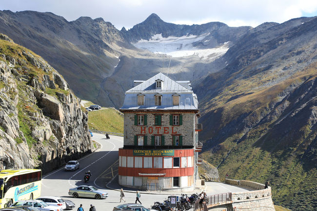 　スイス3日目、サンモリッツからレイティッシュ鉄道でクールまで山岳風景を楽しんだ後は、スイスの国を西へと横断していきます。クールからオーバーアルプスパスを経てアンデルマットで昼食。午後からフルカ峠を抜けローヌ氷河を見て、ツェルマットを目指します。<br /><br />　2つの高所にある峠を越えたわけですが、その峠道はとても狭くて大型バスが通るとは思えないくらい。後にはバイクや観光の乗用車などが数珠つなぎとなります。ベテランの運転手さんはギリギリの離合をして、どんどんバスを走らせますが、乗っている我々はちょっとヒヤヒヤするくらいでした。<br /><br />　窓から見えるスイスの山岳風景はとても美しいところの連続で、高山と草原の織りなすアルプの風景に心を癒やされます。ただ、ローヌ氷河はその巨大さを期待していましたが、もう消える寸前くらいに小さくなっていて、今度来たときはなくなっているかもしれないと思うくらいです。