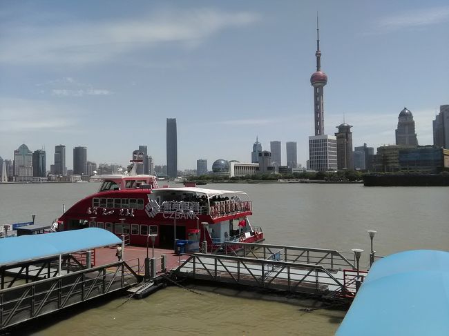 【 旅費も その都度 公開!】<br />行きだけですが、セール価格で Peach の航空券がゲットできたので、13年ぶりの上海へ!<br /><br />1人旅で訪れるのは初めて。<br />羽田~上海は、行きも帰りも 深夜のフライトなので、現地には2泊しかしないものの、1日目の朝早くから 3日目の夜遅くまで、丸3日間の滞在。<br /><br />いつものように ツアーは利用しないので、移動はすべて公共交通機関。<br />列車の旅が好きな身としては、リニアや高速鉄道(日本で言う新幹線)にも ぜひ乗っておきたい。<br />宿も なるべく費用を抑えるべく、2泊とも 相部屋タイプのゲストハウス。<br /><br />ただ、心配なのは天気。<br />1日目は晴れそうだけど 徐々に下り坂。<br />2日目からは 雨予報になっているけど、とりあえず 行ってきます!