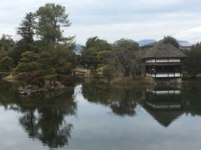 1泊2日の団体バスツアーで冬の岡山の津山市と鳥取観光をしてきました。<br />この時期の山陰は雪で大変だと思い、ツアーを申し込んだのですが、先日の北陸と同様に積雪のない旅となってしまいました。<br />旅程は、<br />1日目は津山市の中山神社参拝と衆楽園を散策して大山へ移動して宿泊。<br />2日目は米子の城下町を散策し、鳥取砂丘の観光後、賀露港とあわくらんどで買い物をして帰宅。<br />結構慌ただしいツアーでしたが、料金が1泊4食付きで1万9900円と格安。<br />温泉に入りに行くと言う気分で参加しました。<br />今回は1日目の津山市内の観光をメインに紹介します。<br />津山には津山城の桜の花見で何度か遊びに行きましたが、中山神社は初めて。<br />表紙の写真は衆楽園です。<br />雪が積もっていたらもっと絵になったのに残念です。<br />
