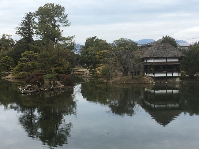 １泊２日の団体バスツアーで冬の岡山の津山市と鳥取観光をしてきました。<br />この時期の山陰は雪で大変だと思い、ツアーを申し込んだのですが、先日の北陸と同様に積雪のない旅となってしまいました。<br />旅程は、<br />１日目は津山市の中山神社参拝と衆楽園を散策して大山へ移動して宿泊。<br />２日目は米子の城下町を散策し、鳥取砂丘の観光後、賀露港とあわくらんどで買い物をして帰宅。<br />結構慌ただしいツアーでしたが、料金が１泊４食付きで１万９９００円と格安。<br />温泉に入りに行くと言う気分で参加しました。<br />今回は１日目の津山市内の観光をメインに紹介します。<br />津山には津山城の桜の花見で何度か遊びに行きましたが、中山神社は初めて。<br />表紙の写真は衆楽園です。<br />雪が積もっていたらもっと絵になったのに残念です。<br />