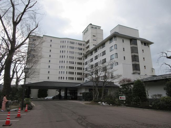 2月15日は義母の誕生日でした。生前は、秋田県北部の施設に入所している義母のところへ誕生祝いに行くのが通例でした。<br /> 吹雪の中を車で走ったことも、生後5ヶ月ばかりの孫を見せに行ったことも、今では懐かしい思い出です。<br /> そんな在りし日の義母を偲びつつ、たまに命の洗濯をするために、近場ではありますが、岩沼屋でゆっくりと過ごすことにしました。<br /> もうどのくらい宿泊したか、記憶にないほどですが、いつも温かいおもてなしを受け、また頑張る元気をいただいて帰ることができるので、年金生活を妻に上手くやりくりしてもらって、年内もう一度来たいと思いました。