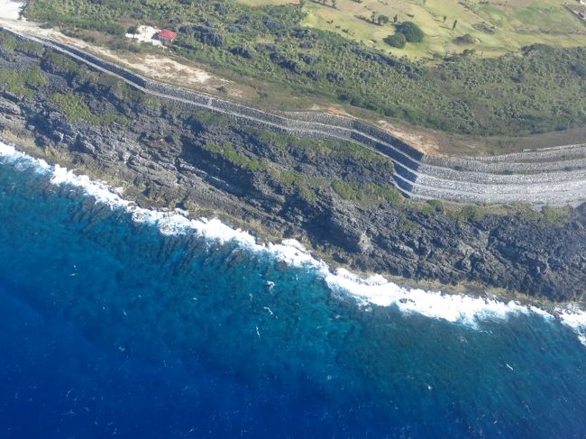 <br />沖縄離島レポート第2弾<br /><br />南大東島が有人島になったのは1900年であることは第1弾でお伝えした通りだが、島そのものの誕生は4800万年前。<br />サンゴ環礁が隆起しながら移動して来たがゆえに、この島にはサンゴ礁も白い砂浜もない。周囲は切り立った断崖ばかり。<br />島の成り立ちも自然も、沖縄の他の島とは異なっている。<br /><br /><br />※各スポットの説明は敢えて簡略化しています。<br /> 詳細はクチコミを参照いただけると幸いです。