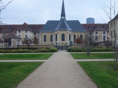 パリを歩く(5.2) 奇跡のメダイ教会へ行く。いや，教会ではなく裏庭です。すてきな公園です。