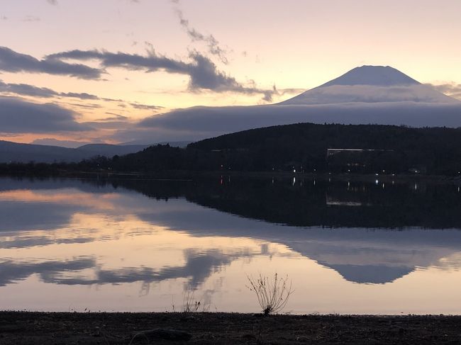 お正月明け のんびり過ごしていたところ あちこち壊れ始める。<br /><br />接骨院で自費治療したり、<br />左目がお岩さん状態になったり(家族はわからないと言うが…)<br /><br />いろいろあるなかで、<br />今日を逃したら暫くお出かけできない予感にかられ、<br />一番近い山中湖にお泊りに行くことにしました。<br /><br />当日予約なので、リーズナブルなコースは頼めなく、<br />それでも安く抑えようと夕食は中国料理のアラカルトにしました。<br />朝食は和食を頂き ちょっとだけのんびりできました。<br /><br />今回の山中湖は富士山が見事で、<br />ドラマチックな富士山に出逢えました!<br />