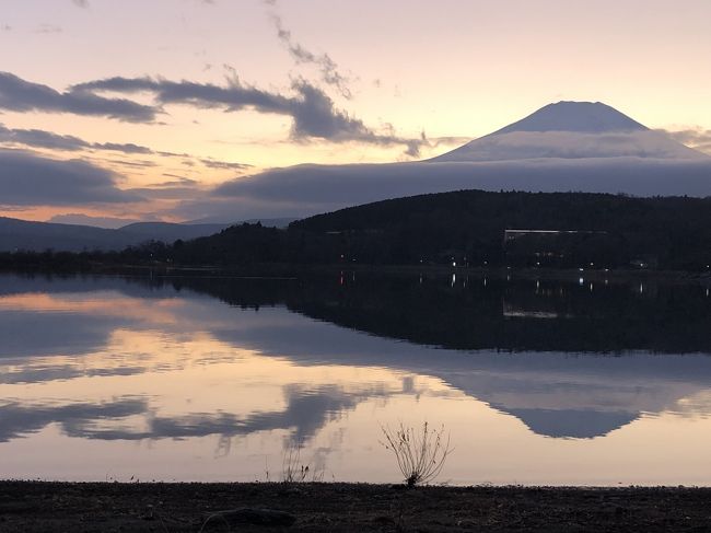 お正月明け　のんびり過ごしていたところ　あちこち壊れ始める。<br /><br />接骨院で自費治療したり、<br />左目がお岩さん状態になったり（家族はわからないと言うが…）<br /><br />いろいろあるなかで、<br />今日を逃したら暫くお出かけできない予感にかられ、<br />一番近い山中湖にお泊りに行くことにしました。<br /><br />当日予約なので、リーズナブルなコースは頼めなく、<br />それでも安く抑えようと夕食は中国料理のアラカルトにしました。<br />朝食は和食を頂き　ちょっとだけのんびりできました。<br /><br />今回の山中湖は富士山が見事で、<br />ドラマチックな富士山に出逢えました！<br />