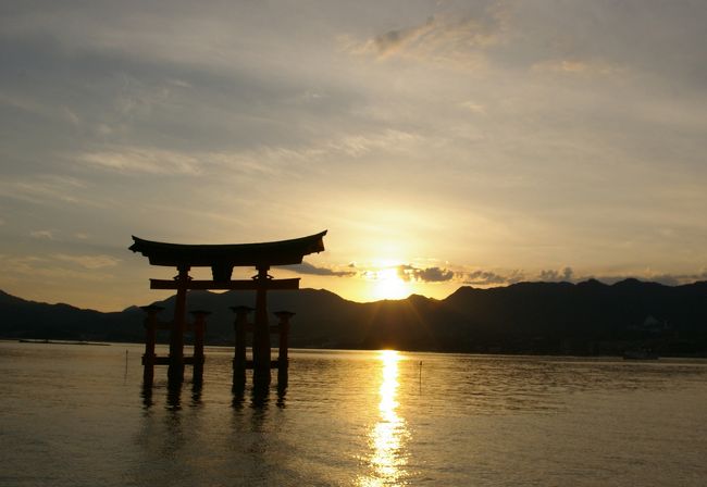 3度目の広島、3度目の宮島。<br />よもや3度も訪れる機会に恵まれるとは思ってもみませんでした。<br />今回も厳島神社で行われる「世界遺産劇場」のライブ鑑賞が旅のメイン。<br />どこに行こうか迷った末、宮島では弥山と広島では平和記念公園をメインにすることに。<br /><br />旅行1日目。<br />過去2回とも天候不良のためロープウェイに乗れなかったので今度こそ! と思ったのですが…。<br />今回は晴天にも関わらず点検のために運休しておりました。<br />弥山はあきらめて、水族館へ行ってみることにしたのでした。<br /><br /><br />1日目:宮島水族館と厳島神社<br />2日目:平和記念公園とおりづるタワー<br /><br />世界遺産劇場<br />http://www.sekaiisangekijyou.com/pc_index.html<br />宮島水族館 - みやじマリン<br />https://www.miyajima-aqua.jp/<br />伊都岐珈琲<br />https://itsuki-miyajima.com/<br />ホテル法華クラブ広島<br />https://www.hokke.co.jp/hiroshima/<br /><br />宮島と広島(2) 平和記念公園とおりづるタワー<br />https://4travel.jp/travelogue/11461353<br /><br />2006年の広島旅(広島と錦帯橋)<br />https://4travel.jp/travelogue/10242820<br />2015年の広島旅(厳島と竹原)<br />https://4travel.jp/travelogue/11173185