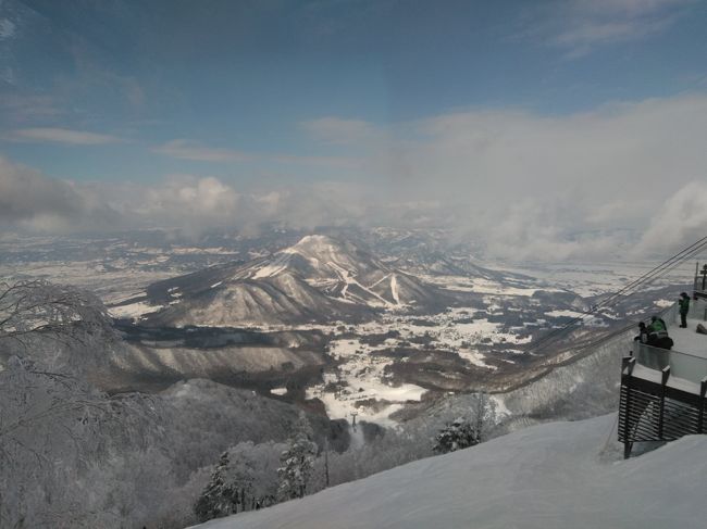 北志賀へスノボ旅に1泊2日で行ってきました。<br />初日は木島平スキー場へ。昼過ぎから夕方までスノボを楽しみました。<br />もちろんアフタースノーは温泉。馬曲温泉望郷の湯で雪見露天を楽しみました。<br />宿は戸狩温泉で友人が営む宿へ。友人との久々の再会の時を楽しみました。<br />次の日は朝から竜王スノーパークへ。朝一は小雪が舞っていましたが、途中から晴れてきました。<br />ロープウェイを登ったゲレンデは素晴らしい雪だけでなく、ソラテラスからも素晴らしい景色を楽しむことができました。