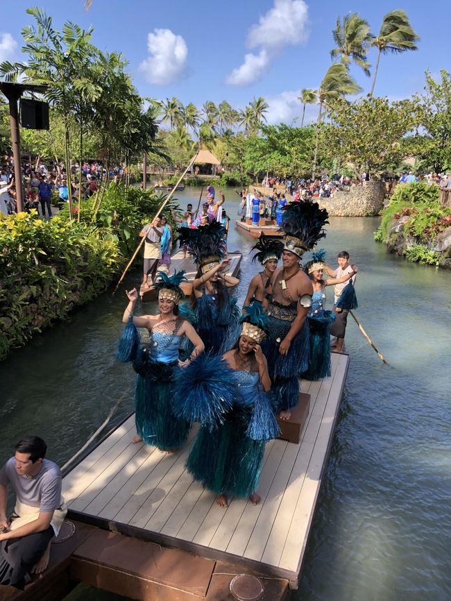 フラダンスクラスの友人たちと、ハワイ旅行へ。家族以外と行くのは、初めてでした。<br /><br />12回目のハワイということで、私が計画やらガイドやらの役目を引き受け、初ハワイの人が3名いるので心配しながらも<br />楽しい旅行となりました。(少し詰め込みすぎたかも)<br /><br />2日めは、朝KCCファーマーズマーケット~昼過ぎから ポリネシアンカルチャーセンター<br /><br />3日目は、私だけ自由時間をもらい、ショッピング三昧。<br /> ワイケレアウトレット~コストコ~ノースショア~ハレクラニで夕食。