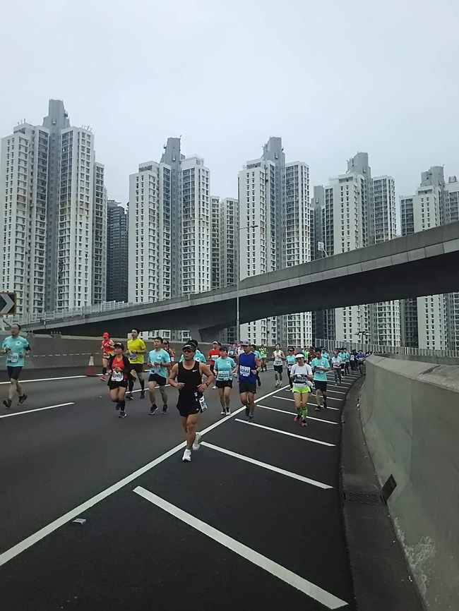 去年に引き続き2回目の香港マラソンに出場してきた。香港自体は5回目の訪問。<br /><br />マラソンの3週間前にインフルエンザにばっちり罹ってしまいずっと練習不足。その後も咳が止まらずマラソン前日まで薬飲んでいたので、「今回は20キロくらいでリタイアかな」と漠然と思いながら走った。でも関門を一つ一つクリアしていくうちに、ギリギリ制限時間に間に合いそう。でも病み上がりの体力は限界でもう一歩も歩けない。果たして結果は…？<br /><br />マラソン中の写真は、今回のマラソンでお知り合いになった方から拝借してます。素敵なマラソン仲間が増えていい旅になりました。
