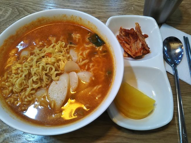 184回目訪韓は2019/3/16土~18月の2泊3日旅<br />エア釜山で大邱から入国。<br />2019/1/21エア釜山HPで航空券を予約。<br />往路:5,500円<br />復路:6,000円<br />燃油料:2,600<br />諸税:5,850<br />合計:19,950円<br /><1日目:2019/3/16土><br />エアプサンBX115 成田11:55→大邱14:20<br />東大邱バスターミナルの北村ソンマンドゥでマンドゥユッケジャン<br />ソルビンでピンス<br />東大邱19:30→全羅南道順天 バスで3時間かけて移動<br />順天駅近くの24時間営業食堂でトッラミョン<br />順天駅近くのチムジルバンジオスパに宿泊<br /><2日目:2019/3/17日><br />順天駅近くの24時間営業食堂でキンパッをポジャン<br />松広寺に御朱印もらいに行く、楽安邑城民俗村観光<br />楽安邑城民俗村近くでスンドゥブペッパン<br />順天湾自然生態公園は行けず。<br />ホームプラスとeマートで買い物<br />全羅南道順天19:30→東大邱 バスで3時間かけて移動<br />24時間営業食堂キンパッ天国でトッマンドゥクッ<br />宮殿ラベンダーチムジルバンに宿泊<br /><3日目:2019/3/18月><br />エアプサンBX116 大邱8:50→成田11:0