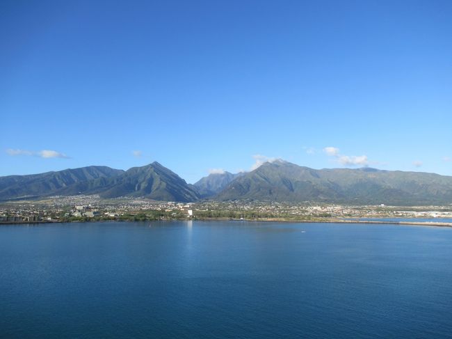 マウイ島へ到着です。この島には2日間滞在します。<br />初日は「ハレアカラ山の夕暮れツアー」、2日目はラハイナ観光を予定しています。<br /><br />初日:午前中はマウイモールとクイーンズモールへ買い物。午後はハレアカラ山へ(1530-2000)<br />2日目:ラハイナ自由散策ツアー(0930-1500)<br />2日目のツアーは、前日になんとなくで追加予約しました。<br />観光・買い物共にマウイ島の満足度は高かったです。<br /><br />ホノルルと違って、大都会ではない街を散策しましたが、最初に思ったのが何もかもが大きいと感じました。<br />道路幅は広いし、走っている車のサイズは大きい。町の遊歩道・街路樹が綺麗に手入れされていて建物の規模も大きい。<br />アメリカは大きいなと感じました。<br /><br /><br />マウイ島後編へ続く・・・