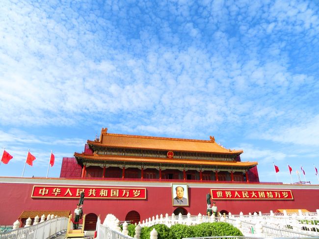 中国西安+周辺 5泊6日の予定が、台風21号による欠航その他で<br />中国西安+周辺+北京+万里の長城+名古屋 を観光する9泊10日の旅に!! <br /><br />1人旅 自由旅行 手配は全てネットまたは現地で購入<br />2018年<br />8月30日 関空-北京 中国国際航空<br />8月30日 北京-西安 中国国際航空<br />8月30日 西安泊<br />8月31日 西安市内自由観光<br />9月1日 西安西線観光 法門寺(専用車)<br />9月2日 西安-崋山 日帰り(高速列車)<br />9月3日 西安市内 自由観光<br />9月4日 西安-北京 中国国際航空<br />9月4日 北京-関空 中国国際航空 の予定が<br />台風24号の影響で欠航<br />9月4日 北京泊 (北京北郊外 中国国際航空手配の豪華ホテル)<br />9月5日 北京-関空 中国国際航空 の予定が<br />関空浸水閉鎖・連絡橋破損のため、欠航<br />9月5日 北京市内自由観光<br />9月5日 北京泊(中国国際航空手配のホテルでは無く市内中心部ホテルを自己手配)<br />9月6日 明十三陵+八達嶺万里の長城 英語ガイドツアー(空港で申し込む)<br />9月6日 北京泊<br />9月7日 昼間 北京市内自由観光<br />9月7日 北京-中部国際空港セントレア 中国国際航空<br />9月7日 名古屋泊<br />9月8日 名古屋-京都