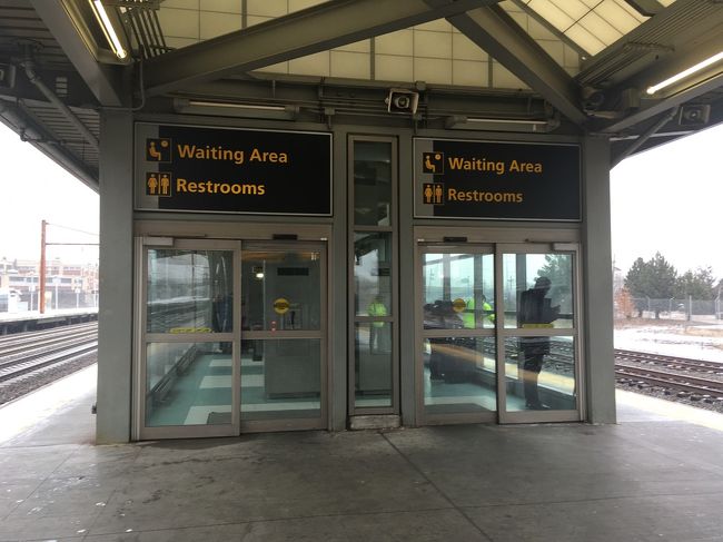 ホテルのシャトルバス～ニューアーク空港～ペンステーション～地下鉄でホテルまで。<br /><br />シャトルバスを降りる場所を間違えるわ、ニューアーク空港駅を勘違いしてるわ、ペンステーションで地下鉄の7日券を買ったはいいけど、早速地下鉄に乗り間違えるわ・・で、先行きは実に怪しい^^;けど、<br />無事にマンハッタンのホテルにチェックイン、前日に届かなかった荷物とも無事再会できました。<br /><br />あたふたしていたので、ろくに写真も撮っておらず・・・文字数多めですがご容赦下さいませ。<br />