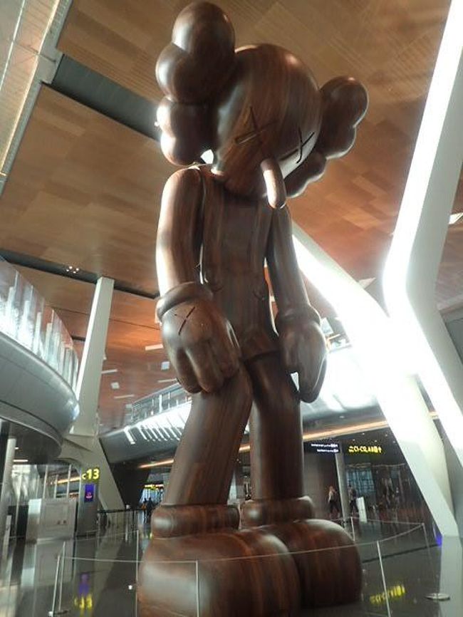 カタール航空利用でモロッコに行ってきました。往復ともドーハのみトランジットですが、いずれも乗継時間は2~3時間程度。ドーハでの乗り継ぎは2回目でした。思ったこと、気づいた点などは以下の通りです。<br />①黄色いクマの像と離れた側に、よくわからない反省している感満載の像が(写真)。以前トランジットした際はこちら側来なかったので気づかなかった。目がバツだし、下向いてるし、なんでこんな像にしたのか…。<br />②カタール航空職員の業務知識は怪しいので注意。同行者がワンワールドのルビーステータスで、カタール航空のHP見ると、優先搭乗およびラウンジ利用ができる(カタール航空のステータスシルバーと同等)という表があるが、ラウンジ行きエスカレーター前にいた職員も、搭乗口にいた職員もワンワールドルビーは利用不可だと思っていた(乗継時間が短かったので、ラウンジは面倒になり断念したが、優先搭乗は英語のHPを見せて解決)。<br />③国際線にもかかわらず、行きの乗り継ぎ時のセキュリティチェックで水のペットボトルがスルー。帰りはチェックされて放棄したので、確率割?別の人に聞いた話でも、中東は水は結構通ることが多いみたいなので、ダメもとで持ち込むのもありかと。