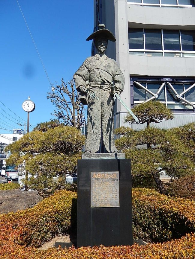 氷川神社訪問後に街歩きを始めました。　市役所より札の辻、蔵造の町並み、菓子屋横丁へと向かいました。　その途中にある市役所の建物の前に太田道灌公像によって見ました。<br />今までは川越城本丸御殿と蔵造りの町並みを結ぶ観光コースの間にあるくらいの意識でしたが、初めてすぐ近くまで行き太田道灌公像をみました。<br />説明には長禄元年(1457年)に太田氏が川越城を築き、更に江戸城を築いて川越の文化を江戸に移したので、川越は江戸の母と呼ばれた。<br /><br /><br /><br />＊写真は太田道灌公像