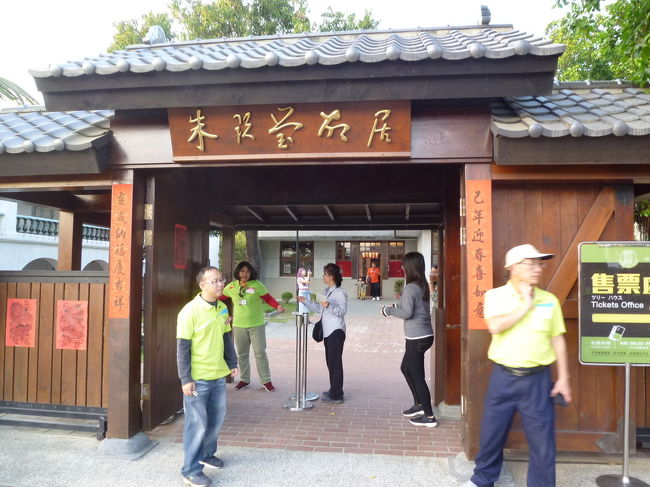 安平(徳記洋行/安平樹屋/朱玖瑩紀念館/古堡街/度小月担仔麺)散策 台南 2019/02/09<br /><br />妻と台鉄に乗って台南散策をします。<br />春節でしたので、電車も混雑していました。<br />台南駅に着き、改札口を出て駅を見ると相変わらず改装中、残念。<br />今日は、安平方面に行ってみようと思います。<br />駅前のロータリーから安平行きのバス88安平線、99台江線が出ています。<br />99台江線は直通で安平へ行きます。<br />バスのダイヤは乱れに乱れ、時間通りに来ませんし、バス停に待っていても、停車する場所もコロコロ変わるようで、皆さん右往左往していました。<br />やっと99台江線バスが来て、徳記洋行/安平樹屋まで行きました。<br /><br />バスは安平路のバス停:徳記洋行/安平樹屋に停まりました。目の前には学校があり、そこを通って行くと古堡街に出ます。その道沿いに徳記洋行/安平樹屋/朱玖瑩紀念館や空橋歩道、販売部が一つの敷地内にありました。入場券を購入すると三か所見ることができます。<br />古堡街沿いには、見るべき観光スポットがいっぱいありました。<br />又、延平街も覗いてみましたが、人でごった返していました。<br /><br />●徳記洋行:1867年に建てられた元イギリス貿易会社の建物です。<br />●安平樹屋:徳記洋行の倉庫だった建物が放置されていたので、<br />ガジュマルの木に浸食されて独特の景観になっていました。<br />●朱玖瑩紀念館:朱玖瑩氏の住まい跡で、彼の経歴や作品の書や 道具が展示されていました。 <br /><br />帰りは、バス停もよくわからず、見つけたバス停には、春節中は停車しないと表示があり、ちょっと愕然。タクシーは停まってくれませんし、妻の機転で、ピンローの若者にタクシーを呼んでもらって、やっと台南駅付近の度小月の民族店まで行くことが出来ました。<br /><br />度小月では、注文して待っていると、山車と共に大勢の人が目の前を通りました。<br />一行はお店の前で止まって、爆竹を鳴らし花火を上げたので、辺りは騒音が鳴り響き、煙が充満し、皆さんは迷惑顔でしたが、私は春節の雰囲気を味わえてご機嫌でした。<br />高雄では、このような光景を見ることが余りなくなりましたが、台南市内のあちこちで山車を見ることが出来、春節の雰囲気と台南の活気さを肌で感じました。<br />度小月担仔麺、度小月担仔米粉、魯肉飯を注文して、静かになった後、勿論、美味しくいただきました。<br />特に目的がある場合を除いて、春節中の旅行は、道路は混雑しているし、ダイヤは大幅に乱れるので避けた方が賢明かもしれません。<br /><br />
