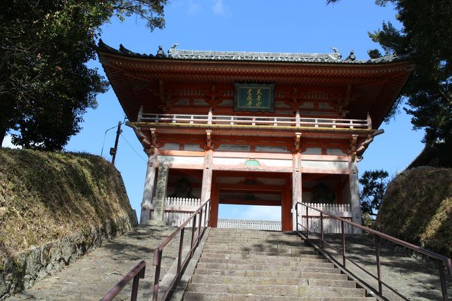 道成寺は奈良時代よりも前、大宝年間の創立という紀州で最も古いお寺です。お芝居などにもなっている安珍清姫伝説の舞台としても有名です。釣り鐘があったと言われる場所には、標石が建っています。本堂に上がるまでに六十二段の石段があります。