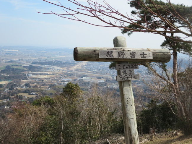 菰野町に菰野富士という低い山があり、小さな子供でも楽に登れる低い山ということを知りました。<br />いつか登りたいと思いながら、１人では勇気ありません。兄、弟などに声かけてももう無理との返事です。<br />諦めて大分経ちます。<br />おひな様祭りを今年は湯の山温泉街に決めたので、迷う事なく菰野富士に登り、そのあとおひな様を見て歩けば<br />１日で済みます。<br />電車とバスでは不便です、１番下の弟に都合を聞くと私の家まで迎えに来てくれると言います。<br />場所は、登ったことあるようで登山口の所まで行ってくれました。怖さは無く嬉しい気持ちで登り始めました。でも<br />気持ちは変わって行き、不安が出てきた頃なんと後ろから女性の話声でホッとしました。これで安心して登れました。<br />頂上でお喋りして楽しかったです。<br />お2人が下山された後しばらくしてから私も下りました。<br />慎重にです。湯の山温泉街へ行く為にタクシーを呼びます。<br />希望荘まで行かないと場所が確定できないようで歩いて希望荘へ。<br />フロントは、反対側です。<br />職員の方にこの場所からタクシーを呼びたい旨話しますと、今から<br />湯の山駅迄行くから乗ってくださいとの事。甘えてロープウェー口まで乗せて頂きおひな様祭りを見て廻れました。<br />きょうのご親切忘れず思い出の日となりました。<br />