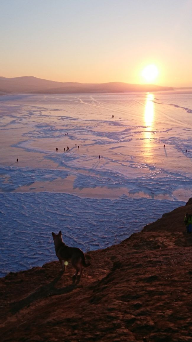 ２月９日　バイカル湖ツァー<br /><br />気温マイナス３０度の中バイカル湖に出発<br /><br /><br /><br />写真はシャーマンロックからの夕陽