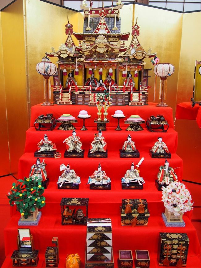あかりをつけましょ ぼんぼりに～<br />大原美術館・遊心亭の56畳の大広間に立派なお雛様が展示してあります。<br />御殿の中にお雛様が！<br />こんなの見たのは初めて！<br />京都御所を模した御殿の中に人形を飾るこの「御殿飾り」は明治、大正時代を通じて京阪神で人気があったようです。<br />3月10日まで展示されています。<br />ポカポカお天気に恵まれ、後楽園にも足をのばし、懐かしく楽しいひと時を過ごしました。<br />