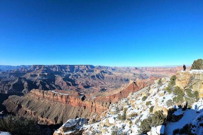 2019年の旅行初めはアメリカへ。<br />実は当初より予定していたわけではなく、うっかり使いそびれていた航空券を慌ててアレンジ。<br />有効期限1週間前にギリギリで使い切ることが出来ました。<br />・・・さて、アメリカ行って何しよう・・・<br />ということで、年明けらしくカウントダウンでもしてみようかと。<br />カウントダウンするならラスベガス、じゃぁついでに以前から行きたかったグランドサークルも・・・<br />・・・ってな感じで、ほとんど勢いで慣行。<br />終始、行き当たりばったりだった割にはうまく回れたと思います。<br /><br /><br />この旅行記は滞在3日目、グランドキャニオン国立公園の探訪記です。<br />言うまでもなく、グランドサークルを代表する絶景。<br />子供の頃にテレビで見た光景が目の前に。<br />景色も素晴らしかったけど、なにか感慨深い訪問となりました。<br /><br />※飛行機や宿の情報はこちらから<br />【2019海外】グランドサークル周遊5日間 #01 ～ラスベガスでカウントダウン～<br />https://4travel.jp/travelogue/11446368