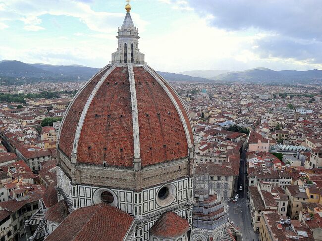 2018年ゴールデンウイークに,ルフトハンザ航空を利用して,イタリアのフィレンツェに6日間の個人旅行。サンタ・マリア・ノヴェッラ駅近くのホテルに滞在し,フィレンツェ・カードを利用して市内観光したり,チンクエ・テッレへの現地ツアーに参加した。<br /> パート②では,ジョットの鐘楼やヴェッキオ橋などのフィレンツェの観光ポイント,映画『冷静と情熱のあいだ』,映画『ハンニバル』の舞台を巡った2日目(5月4日(金)のランチまでを掲載