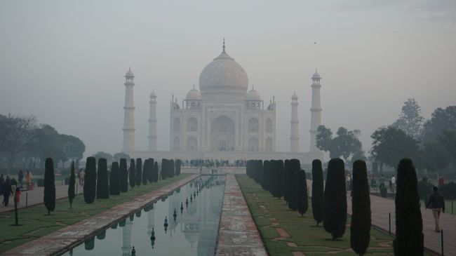 インド旅行は二度目ですが、一回目は工場見学など全く観光無しの旅行でしたね。タージマハールだけは、是非ともこの目でみたいと思いました。妻を説得して、ツアー申し込みを。最初はビジネスクラスのツアーを申し込みました。飛行時間が短いので、フルフラットのビジネスクラスでも十分に睡眠出来ないので、プレミアムエコノミーのJTBのツアーに申込みました。<br />ビジネスクラス利用の近ツーのプランでは、ビザ申請手数料が劇高だったのですが、JTBのツアーでは、個人で申請出来ました。インド領事館は自宅に近いので、全く苦にならないし、ビザ申請から旅が始まる高揚感も楽しめます。日本からは添乗員が付きませんが、現地での添乗員さんが同行で十分です。今回の旅行の、現地添乗員さんの日本語は完璧ではありませんが、十分旅を楽しませてくれました。色々問題点はありましたが、楽し旅で終わる事が出来ました。