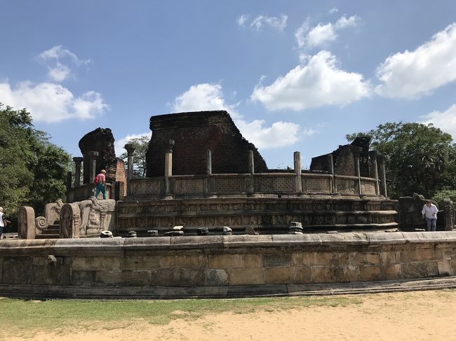 Kandy から、Sigiriya へ直行するバスが無いので、とりあえずこの街まで移動。<br /><br />Quadrangle だけは見ようとバスを降りて、しばらく歩くとレンタサイクル屋さんに遭遇。いくつかの遺跡を自転車で回った後、Sigiriya へ移動しました。<br /><br />遺跡の入場券は、街の博物館で購入するというのが、スリランカの常識のようです。ドル建て料金とスリランカルピー建ての料金の2種類がありますが、ドル建ての方がお得な感じがしました。<br /><br />iPhone に残っていたのは、表紙の画像のみ。