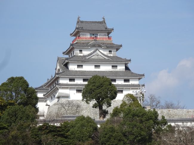 佐賀県唐津市の唐津城は、日本100名城には入っていませんが、続・日本100名城の一つです。<br />唐津城と言えば、九州でも有名ですから、日本100名城に入っていないのが不思議でしたが、日本100名城は全国都道府県からもれなく選定されるようですから、佐賀県では他のお城が優先されたのでしょうか。<br />初めて訪れた唐津城は、小高い山の上で、お城を建てるには絶好のロケーションだっとことが良く分かりました。<br />天守閣からの景色は、絶景の一言でした。<br />