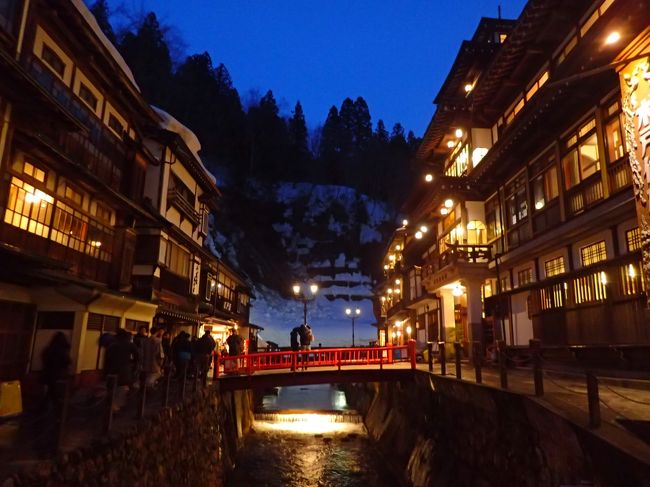 銀山温泉夜景と山寺と蔵王樹氷ライトアップを見に山形へ　<br />写真で見るよりずっと素敵だった銀山温泉　日が落ちてからは寒すぎだし、路線バスは1日5本と色々と大変でした<br /><br />1日目　JAL175 羽田(HND)-山形おいしい(GAJ)　霞城セントラル展望台、霞城公園、銀山温泉、尾花沢雪まつり　山形市泊<br />2日目　山寺、蔵王樹氷ライトアップ　蔵王泊<br />3日目　新幹線<br /><br />山形2泊3日-1☆JAL・霞城公園・尾花沢雪まつり　https://4travel.jp/travelogue/11463827<br />山形2泊3日-2☆銀山温泉日帰り(山形市泊)でも大正ロマンな夜景を満喫　https://4travel.jp/travelogue/11461561<br />山形2泊3日-3☆1,000段以上あるのに、そんなに辛くなかった山寺　https://4travel.jp/travelogue/11470937<br />山形2泊3日-4☆蔵王樹氷ライトアップ・湯めぐり蔵王温泉　https://4travel.jp/travelogue/11466077