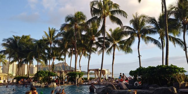 去年エスタを再取得した時に、期限内にハワイにまた来よう！と思っていました。<br />ハワイの航空券とホテルを初めてネットで取ってみました。<br />各社の価格を比較しつつ、無難にトロリーも乗れるＪＡＬにしました。<br />ホテルは来る度にどんどん安い所を選んでいっています。<br />今回はカラカウア通り沿いより安い、クヒオ通りのアストンアトザワイキキバニアンです。<br />あっ、この写真はシェラトンです。