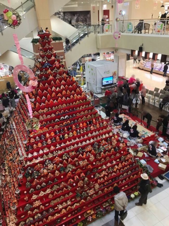 埼玉県・鴻巣で行われていたびっくりひな祭りに行ってきました。<br />日本一巨大なピラミッド状のひな壇やインスタ映えしそうなひな飾りが多数ありました。<br />名物の川幅うどんもいただきました。