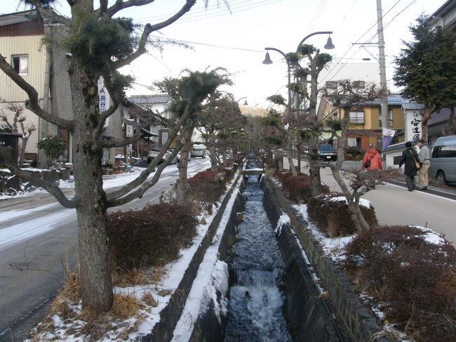 岳温泉・欅平ホテルで過ごす休日４日間・・・2日目、岳温泉界隈をトレッキング<br /><br />昔、組織していた山岳会メンバーで、年に１～２回程度、会員の奥さんを含め、ゆっくり温泉を楽しみ、旧交を温めるプランを組んでいます。<br />今年は「岳温泉・欅平ホテルで過ごす休日４日間」を選び７人で楽しんできました。<br /><br />２日目は、朝から温泉・露天風呂を楽しみ、朝食後は、お天気がはっきりしませんが、岳温泉が初めてという会員がいましたので、岳温泉おさんぽコースを全員で歩きました。