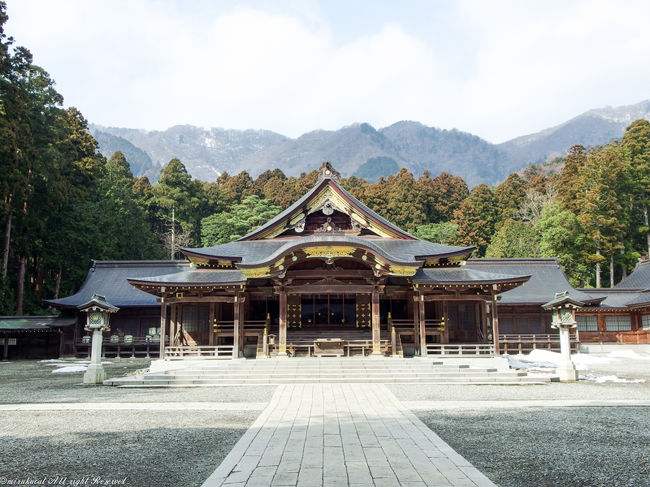 新潟県屈指のパワースポット、弥彦村にある弥彦神社へお参りに行ってきました。<br />前日から、かなり歩き回るなぁ～と思っていたので、今回は最初から登山靴?トレッキングシューズにしました。<br />お願い事もあったし、ご報告もあったしで弥彦神社に決めました。<br />ただ、交通機関が電車で、新潟駅から乗り換えて一時間20分弱。<br />一時間に一本という少なさ。<br />乗り継ぎがうまくいかなかったらの恐怖もありましたが、この日は余裕をもって行動。<br />まさかの雪山登山になるとは思わなかったけれど、新鮮な空気を胸いっぱいに吸い込んできました。