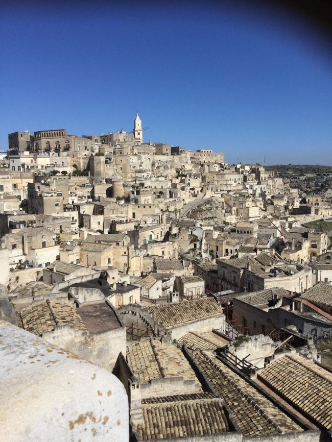 イタリアへ行く人は多いですが、大半は北のフィレンツェ、ベネチア、ミラノ、ピサなどを回っている方々が多いと思われます。しかし私は南イタリアを巡るツアーに参加しました。ナポリから入り、ポンペイ、アマルフィ、アルベロベッロ、オストゥーニ、ロコロトンド、マテーラとまわりました。その中で特に印象に残っているのはマテーラの洞窟住居です。現在は人々は住んでいませんが、昔の住居を再現した状況から、ほんの60年ほど前までは洞窟住居に人間、ロバ、ニワトリなどが一緒に暮らしていた様子が再現されていました。生活用水も雨水を床下に貯めていたとのことです。この不衛生極まりない環境では平均寿命も短く、当時の国内ではイタリアの恥とまで言われていたそうです。人々も好き好んでここに暮らしていたわけではなく、他に行くところがなかったと思われます。生きるということは大変なことだと実感しました。