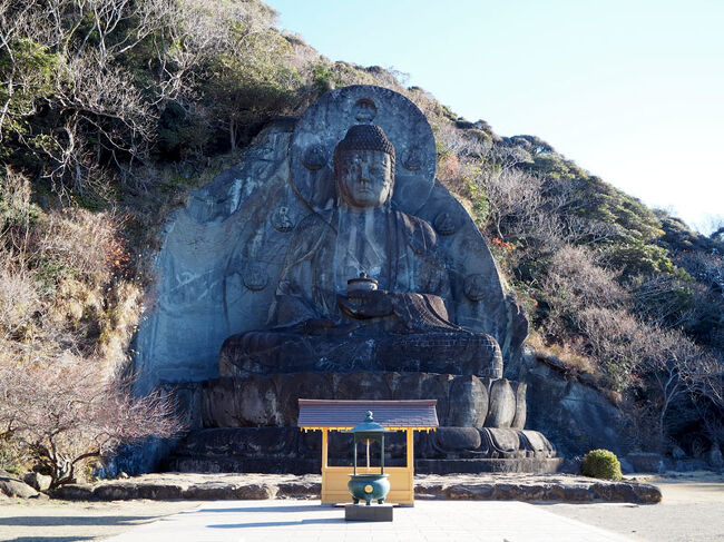 木更津のアウトレットを目的にでかけ、少し足を伸ばしてマザー牧場や鋸山に行ってきました。<br /><br />2日目。この日は鋸山に行き、ランチは竹岡式ラーメン。<br />最後に三井アウトレットパーク木更津での買い物で締めました。<br /><br />鋸山に行くには、ロープウェイ、鋸山登山自動車道(有料道路)のどちらかが主流かと思います。有料道路は駐車場が2箇所がり、日本寺大仏、百尺観音や地獄のぞきなどに比較的楽にアクセスできます。自力で登ることも可能です。標高約329mの山で、麓から歩いて片道1時間程度とのこと。<br /><br />で、私が選んだのは「日本寺」の駐車場(無料)から登るルートです。駐車場から頂上までは約30分程度かと思いますが、登りなのでなかなか足腰に来ます(;・∀・) 運動だと思えば…。この日は主要なところをみて周り、約2時間かかりました。くまなく見るのであれば3時間くらいは見ておくのがベターかと思います。<br /><br />こちらの駐車場は、無料ということもあり埋まるのが早いようなので、観光シーズンにはお早めの利用をオススメします。ちなみに、駐車場は常に開放されているみたいですが(未確認)、トイレは境内にしかないので朝8時以降でなければ利用できません。<br /><br />この鋸山全体が「日本寺」の境内なんですね。「日本寺」は、曹洞宗の寺院で725年に開山されたとか!!Σ(゚Д゚) 歴史のあるお寺なのですねー!!「地獄のぞき」をよくTVで見ていましたので、正直景観の良い+αくらいのかな~?と思っていたので驚かされました。いや、うん、色々すごかった!!賽銭切れを起こしてしまうし、見逃してしまったところもあったので、再訪したいと思います。